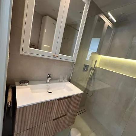 Charming Penthouse - Sunny - Terrace - Close To Sea And Restaurants 아파트 *